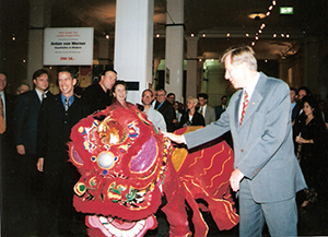 Regierender Bürgermeister a. D. Diepgen mit dem Drachen, 1998