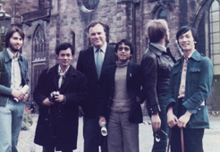 Prof. Wagemann und seine Studenten der Fachrichtung Elektrotechnik bei einem Exkursion in München, 1977.